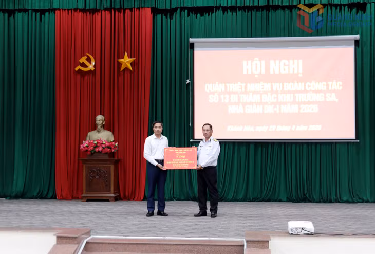 Đồng trí Vũ Văn Diện, Phó Chủ tịch Thường trực UBND tỉnh trao tặng biểu trưng tổng số tiền hơn 37 tỷ đồng xây dựng 3 nhà văn hóa cộng đồng