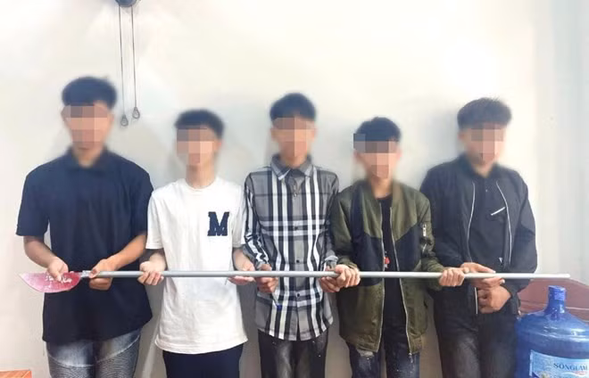 Nhóm thanh thiếu niên trang bị hung khí để giải quyết mâu thuẫn đã bị Công an xã Phúc Trạch kịp thời ngăn chặn. Ảnh: Công an Hà Tĩnh