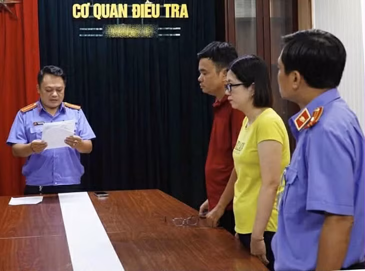Cơ quan điều tra tống đạt các quyết định tố tụng với bà Phan Thị Trúc Ly, nguyên Phó viện trưởng Viện Kiểm sát nhân dân huyện Trà Ôn (cũ) - Ảnh: VKSND Tối cao