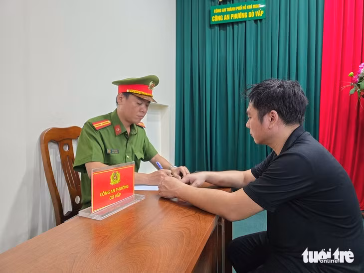 Nguyễn Hữu Tuấn khai sau khi cướp giật điện thoại, nghĩ hành vi của mình sai trái nên nhờ người khác trả lại cho bị hại - Ảnh: MINH HÒA