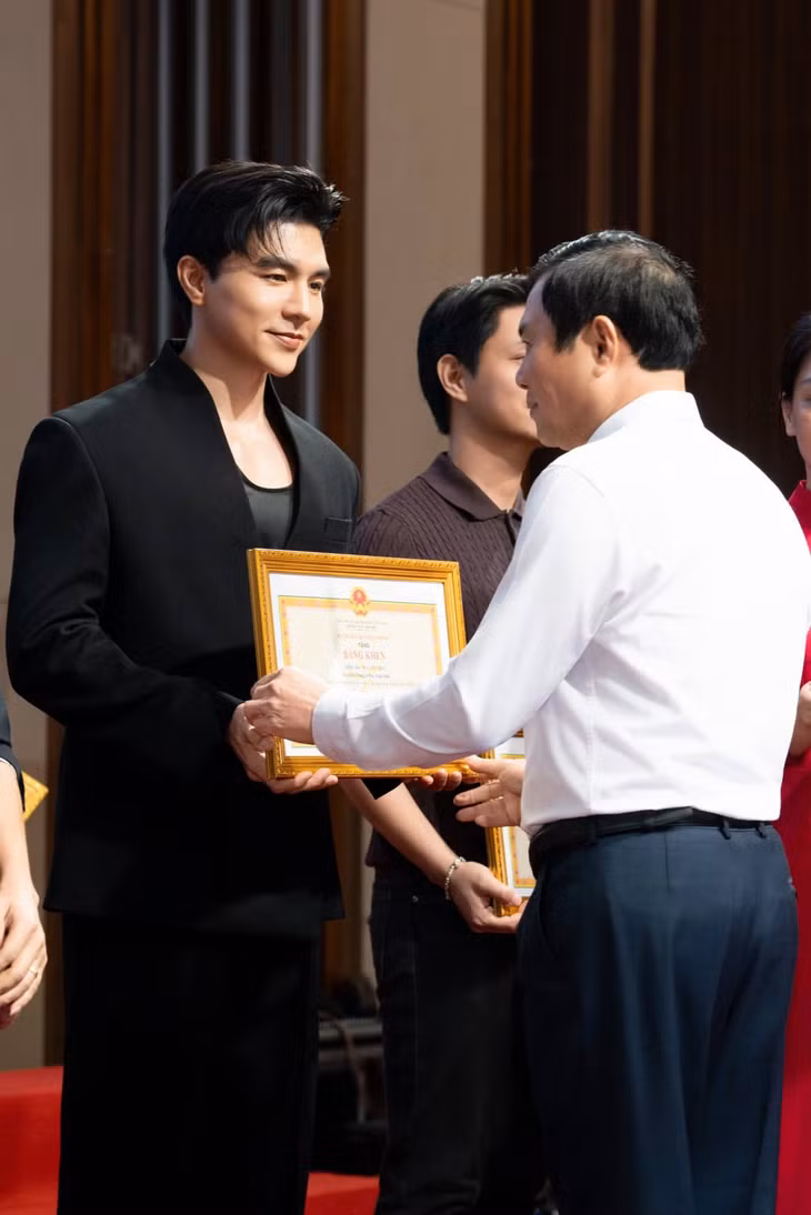 Diễn viên Steven Nguyễn nhận bằng khen của Bộ trưởng Bộ Quốc phòng. Ảnh Nghệ sĩ cung cấp