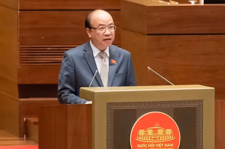 Chủ nhiệm Ủy ban Pháp luật và Tư pháp Phan Chí Hiếu nêu quan điểm thẩm tra. (Ảnh: DUY LINH)