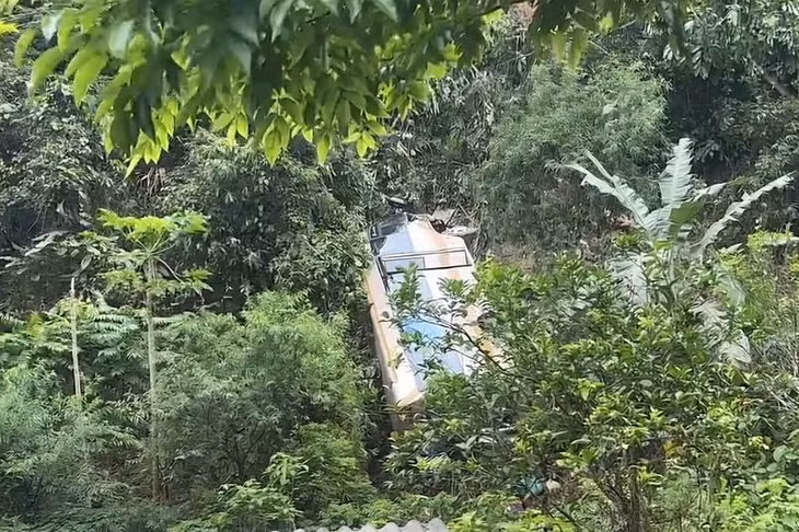 Tài xế không làm chủ tay lái, khiến xe khách lao xuống ta luy âm sâu khoảng 100m tại tuyến đường liên bản Niên - Nà Bai, xã Vân Hồ. Ảnh: Công an tỉnh Sơn La.