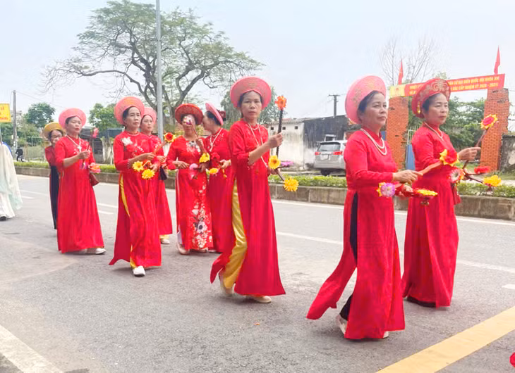Tiếng nhạc vang lừng theo mỗi đoàn rước.