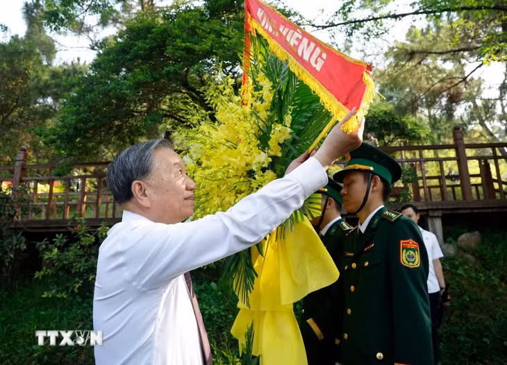 Tổng Bí thư, Chủ tịch nước Tô Lâm dâng hoa tưởng niệm Đại tướng Võ Nguyên Giáp - Ảnh: TTXVN