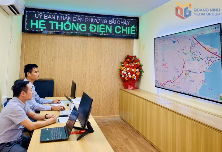 Phường Bãi Cháy đưa vào vận hành Trung tâm Quản lý theo dõi, vận hành và điều khiển hệ thống chiếu sáng công cộng trên nền tảng số. Ảnh: Hoàng Nga
