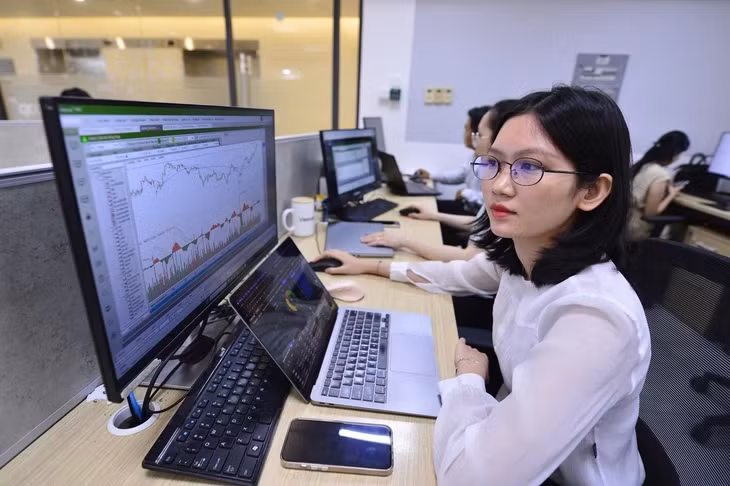 VN-Index tăng 25 điểm nhờ một số cổ phiếu trụ - Ảnh: HỮU HẠNH