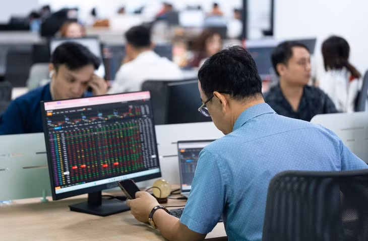 Dòng vốn ngoại đổ vào Việt Nam sau khi chính thức được nâng hạng sẽ theo lộ trình với nhiều giai đoạn - Ảnh: HỮU HẠNH