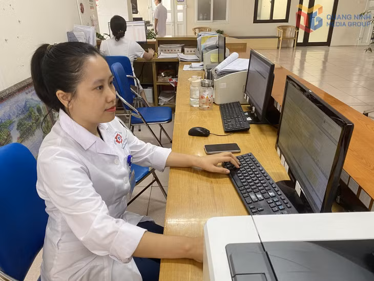Bác sĩ Bệnh viện Đa khoa tỉnh sử dụng phần mềm bệnh án điện tử tích hợp AI để tra cứu thông tin bệnh nhân.