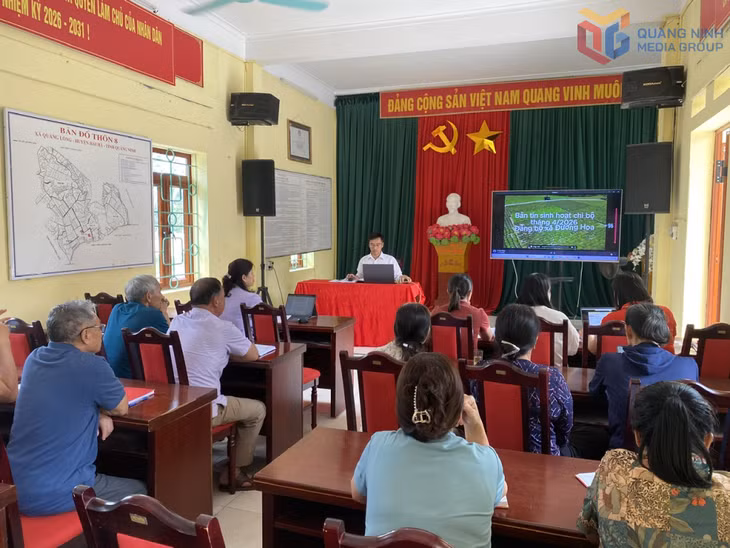 Đồng chí Hà Ngọc Trung, Bí thư Chi bộ, Trưởng thôn Quảng Long 8, xã Đường Hoa mạnh dạn đưa chuyển đổi số vào sinh hoạt chi bộ.