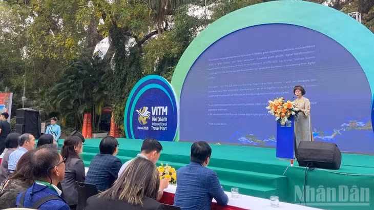 Phó Chủ tịch Thường trực Hiệp hội Du lịch Việt Nam Cao Thị Ngọc Lan phát biểu tại sự kiện. (Ảnh: CHIÊU ANH)