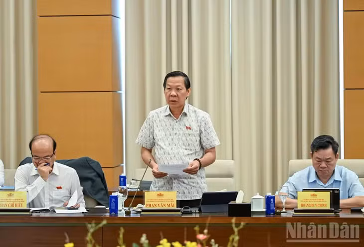 Chủ nhiệm Ủy ban Kinh tế và Tài chính Phan Văn Mãi nêu quan điểm thẩm tra. (Ảnh: DUY LINH)