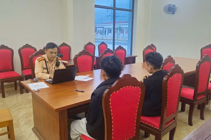 Làm việc với người vi phạm tại trụ sở cơ quan công an. Ảnh: Công an xã Văn Chấn, tỉnh Lào Cai