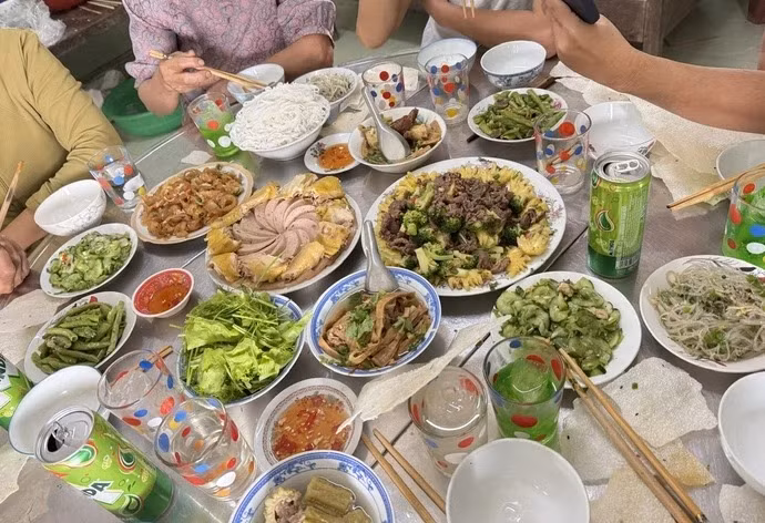 Thói quen ăn uống chung khiến tỉ lệ người Việt nhiễm vi khuẩn H. pylori rất cao - Ảnh: XUÂN MAI