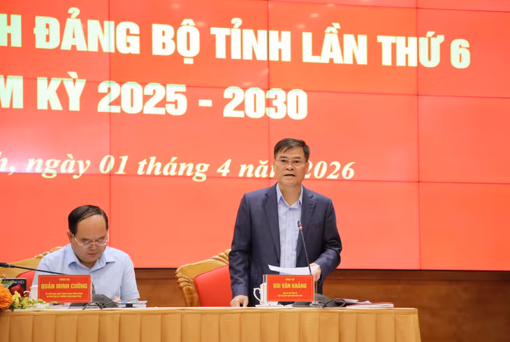 Đồng chí Bùi Văn Khắng, Phó Bí thư Tỉnh ủy, Chủ tịch UBND tỉnh, điều hành thảo luận tại hội trường.