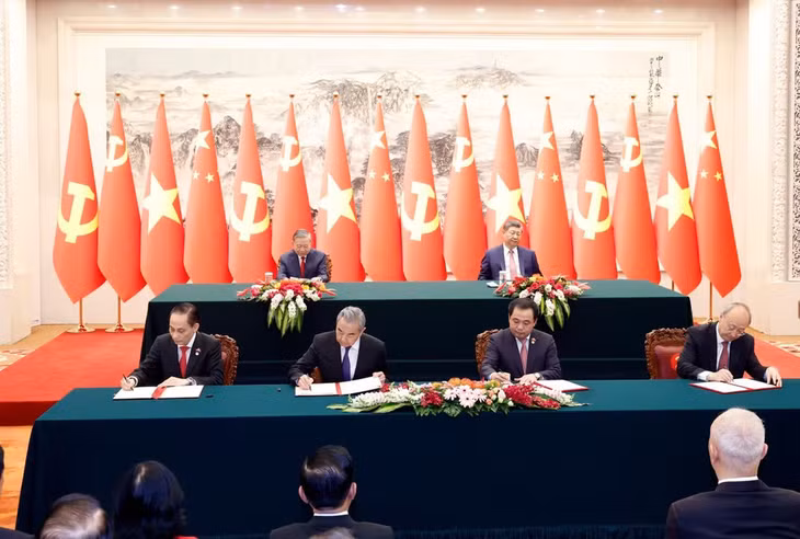 Đồng chí Lê Hoài Trung, Ủy viên Bộ Chính trị, Bộ trưởng Ngoại giao và đồng chí Vương Nghị, Ủy viên Bộ Chính trị, Bộ trưởng Ngoại giao Trung Quốc ký Bản ghi nhớ về hợp tác trong khuôn khổ Sáng kiến an ninh toàn cầu giữa Chính phủ hai nước; Đồng chí Trần Đức Thắng, Ủy viên Bộ Chính trị, Bí thư Thành ủy Hà Nội và đồng chí Doãn Lực, Ủy viên Bộ Chính trị, Bí thư Thành ủy Bắc Kinh ký Bản Ghi nhớ hợp tác hai thủ đô Hà Nội và Bắc Kinh, giai đoạn 2026 - 2030. Ảnh: Thống Nhất/TTXVN