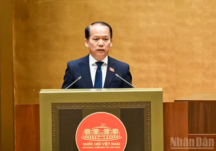 Bộ trưởng Tư pháp Hoàng Thanh Tùng trình bày báo cáo tiếp thu, giải trình, chỉnh lý và hoàn thiện dự thảo Luật trước khi Quốc hội bấm nút thông qua. (Ảnh: THỦY NGUYÊN)