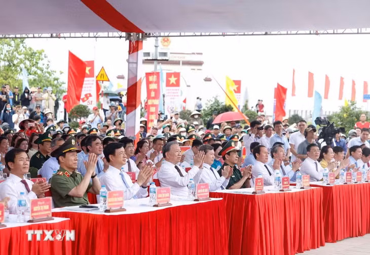 Tổng Bí thư, Chủ tịch nước Tô Lâm và các đại biểu dự Lễ Thượng cờ "Thống nhất non sông" năm 2026 - Ảnh: TTXVN