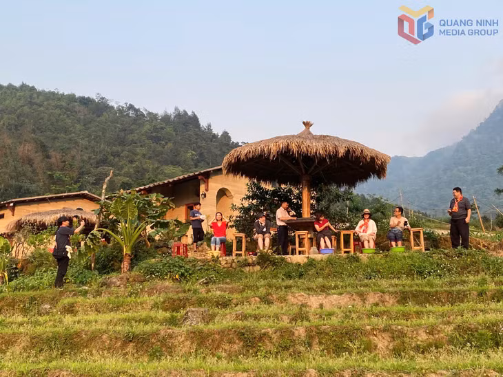 Đoàn du khách Nhật Bản trại nghiệm tại thôn Khe Tiền, xã Hoành Mô.