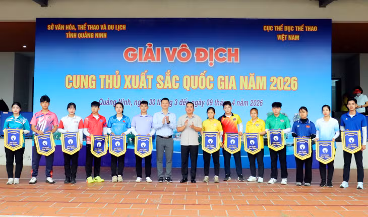 BTC tặng cờ chào mừng các đoàn về dự giải tại Quảng Ninh.