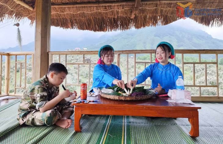 Du khách trải nghiệm dịch vụ thuê trang phục, thưởng thức ẩm thực bản địa tại mô hình du lịch của chị Sần Móc Lộc (xã Hải Sơn). Ảnh: Tường Vy