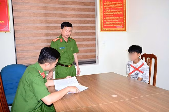 Đối tượng Cư Seo Ph tại Công an phường Nam Đồ Sơn. Ảnh: Công an Hải Phòng