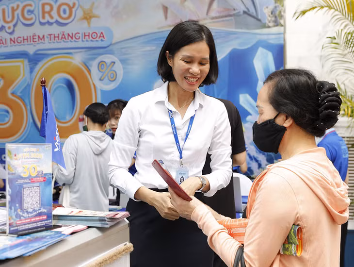 Chương trình kích cầu tour dịp lễ 30.4 của Vietravel cũng được áp dụng trong thời gian diễn ra hội chợ, giúp khách hàng có thêm lựa chọn và tối ưu chi phí cho kế hoạch du lịch nhiều giai đoạn trong năm. Ảnh: Hà Anh