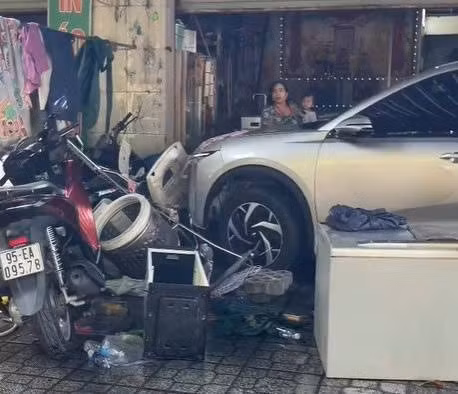 Ôtô lao vào nhà dân. Ảnh: Bạn đọc cung cấp
