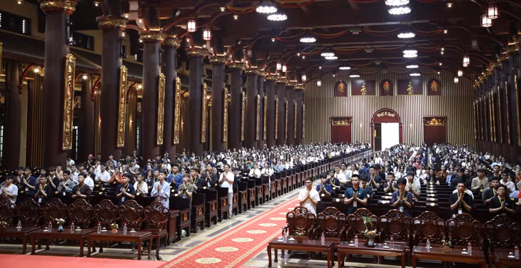 Đông đảo tăng ni, Phật tử, nhân dân, du khách tưởng niệm 696 năm ngày Đệ Nhị tổ Pháp Loa nhập niết bàn.