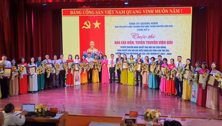Ban Tổ chức tặng hoa và Giấy chứng nhận tham gia cuộc thi cho các thí sinh.