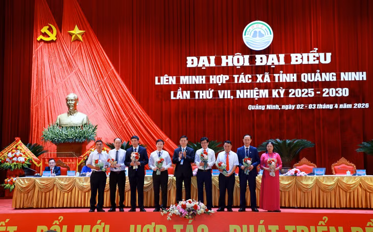 Lãnh đạo Liên minh Hợp tác xã tỉnh Quảng Ninh tặng hoa chia tay các đồng chí thôi không tham gia Ban Chấp hành khoá mới.