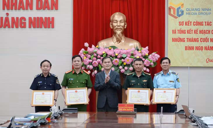 Đồng chí Bùi Văn Khắng, Chủ tịch UBND tỉnh, trao Bằng khen của Ban Chỉ đạo 389 Quốc gia cho các tập thể có thành tích xuất sắc trong công tác chống buôn lậu và gian lận thương mại, hàng giả năm 2025.