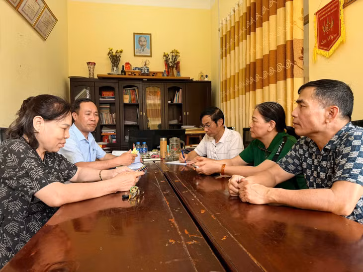 Khu phố 4 họp bàn chuẩn bị phát phiếu lấy ý kiến nhân dân đối với việc thành lập thành phố Quảng Ninh.