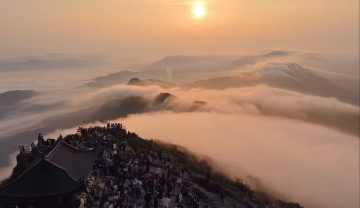 Du khách thích thú trải nghiệm "săn mây" trên đỉnh Yên Tử trong kỳ nghỉ lễ Giỗ Tổ Hùng Vương.