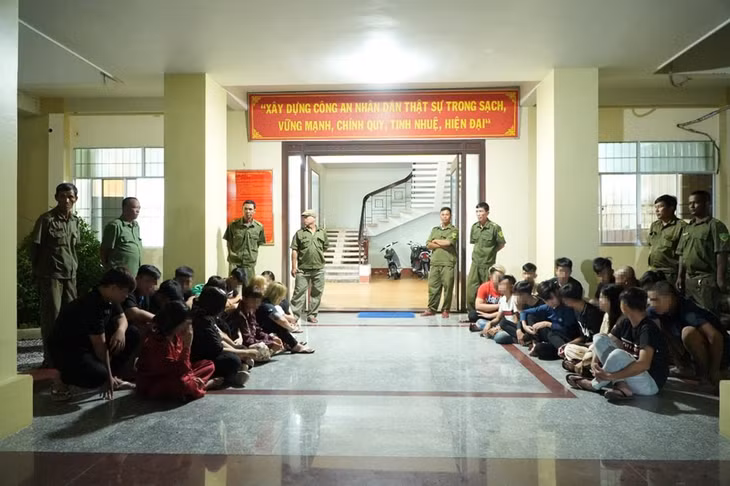 Các đối tượng tại Công an phường Sóc Trăng. Ảnh: Công an Cần Thơ