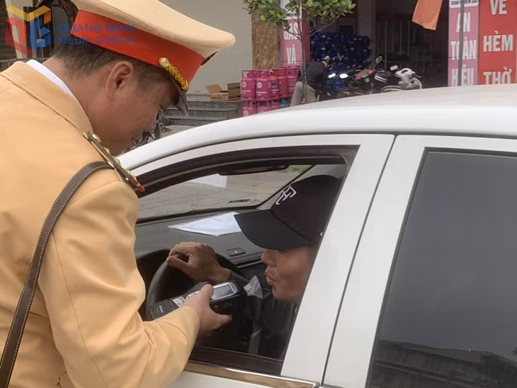 Lực lượng CSGT tiến hành đo nồng độ cồn đối với người điều khiển phương tiện tham gia giao thông.