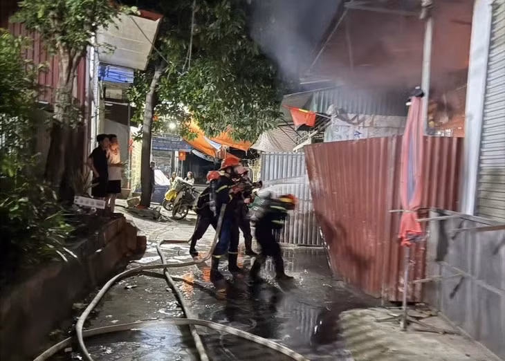 Cảnh sát phòng cháy chữa cháy và cứu nạn cứu hộ tiến hành phun nước dập lửa - Ảnh: TRUNG HIẾU