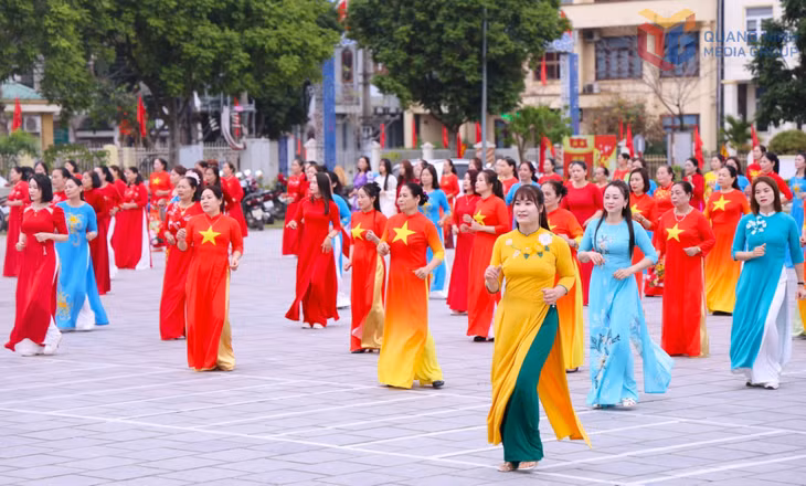 Hội LHPN đặc khu Vân Đồn tổ chức chương trình đồng diễn dân vũ dịp 8/3/2026, với sự tham gia của trên 400 cán bộ, hội viên phụ nữ trên địa bàn đặc khu.