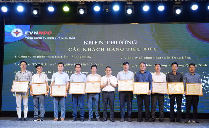 Tổng Công ty Điện lực miền Bắc khen thưởng các khách hàng tiêu biểu có đóng góp tích cực trong công tác phối hợp bảo đảm cung ứng điện năm 2025.
