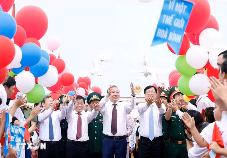 Tổng Bí thư, Chủ tịch nước Tô Lâm và các đại biểu thả chim bồ câu trên cầu Hiền Lương - Ảnh: TTXVN