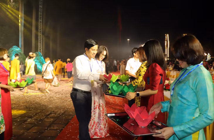 Kết thúc lễ khai mạc, các đại biểu, người dân được tặng hoa đăng để tham gia lễ thả hoa đăng sau đó.