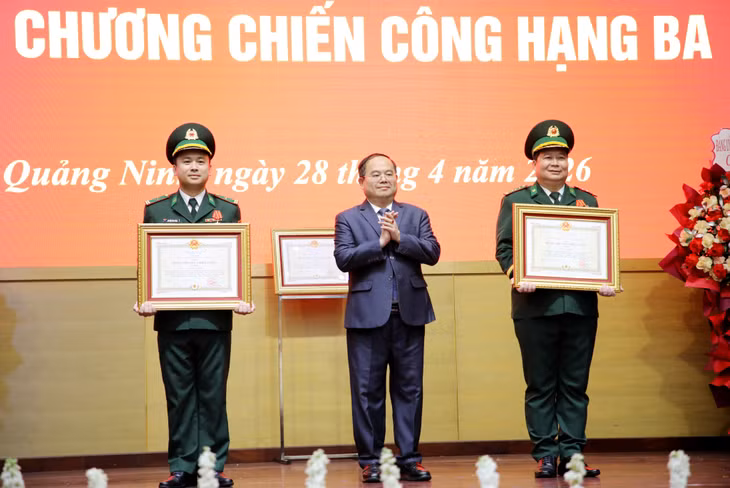 Thừa ủy quyền của Chủ tịch nước, đồng chí Quản Minh Cường, Ủy viên Trung ương Đảng, Bí thư Tỉnh ủy, Trưởng Đoàn ĐBQH tỉnh trao Huân chương Chiến công hạng Ba cho các đồng chí: Thượng tá Nguyễn Quốc Nam, Đồn trưởng Đồn Biên phòng CKQT Móng Cái; Thiếu tá Nguyễn Văn Thành, Trạm trưởng Trạm Biên phòng cửa khẩu quốc tế Bắc Luân, Đồn Biên phòng cửa khẩu quốc tế Móng Cái (hiện nay là Phó Đồn trưởng, Đồn Biên phòng Trà Cổ).