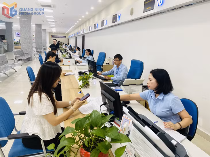 Cán bộ Trung tâm Phục vụ hành chính công tỉnh giải quyết thủ tục hành chính cho công dân.