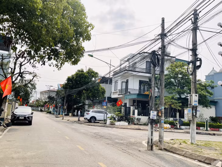 Nhiều cột điện nằm dưới lòng đường khu 9 (phường Quảng Yên).