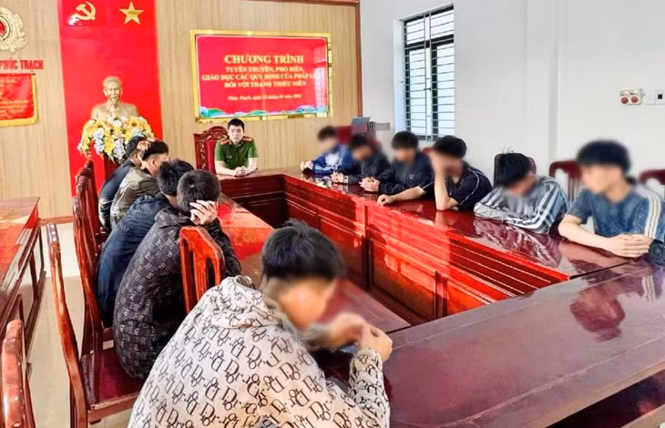 Công an xã Phúc Trạch triệu tập nhóm thanh thiếu niên để răn đe. Ảnh: Công an Hà Tĩnh