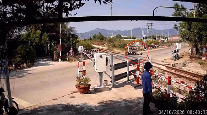 Người phụ nữ điều khiển xe máy không làm chủ tốc độ, lao vào gác chắn đường sắt. Ảnh: Hữu Long