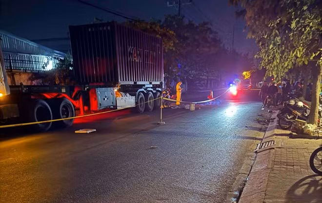 Hiện trường vụ tai nạn giữa xe máy và container khiến 1 người tử vong. Ảnh: Bạn đọc cung cấp