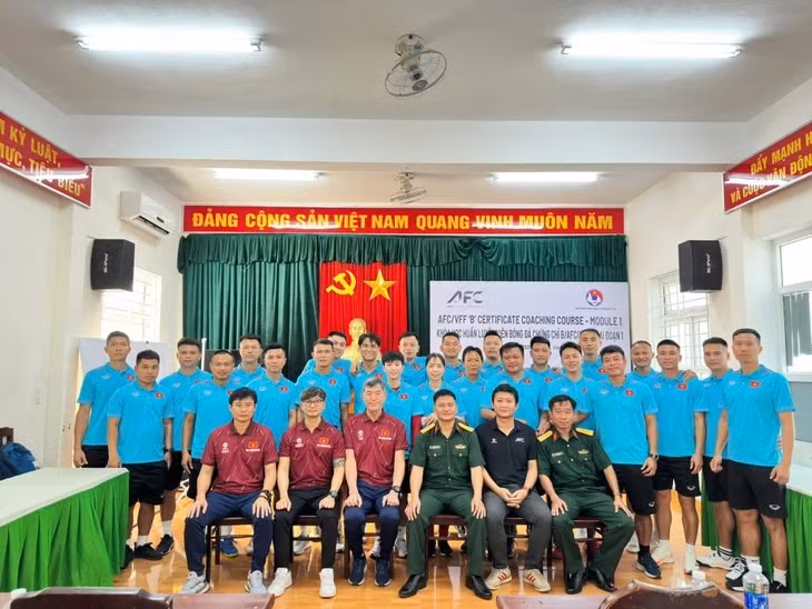 Nguyễn Trọng Hoàng (đứng thứ 4 từ phải qua) - Ảnh: VFF
