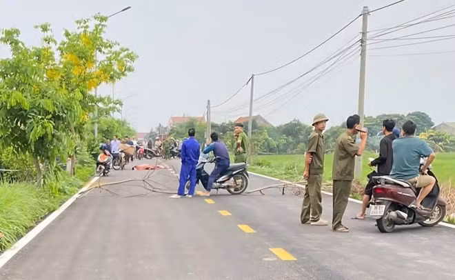 Lực lượng chức năng phong tỏa hiện trường để điều tra, bắt giữ đối tượng gây ra vụ án mạng. Ảnh: Diệu Anh