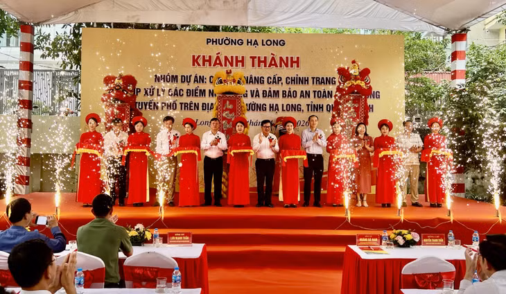 Các đại biểu cắt băng khánh thành nhóm dự án.